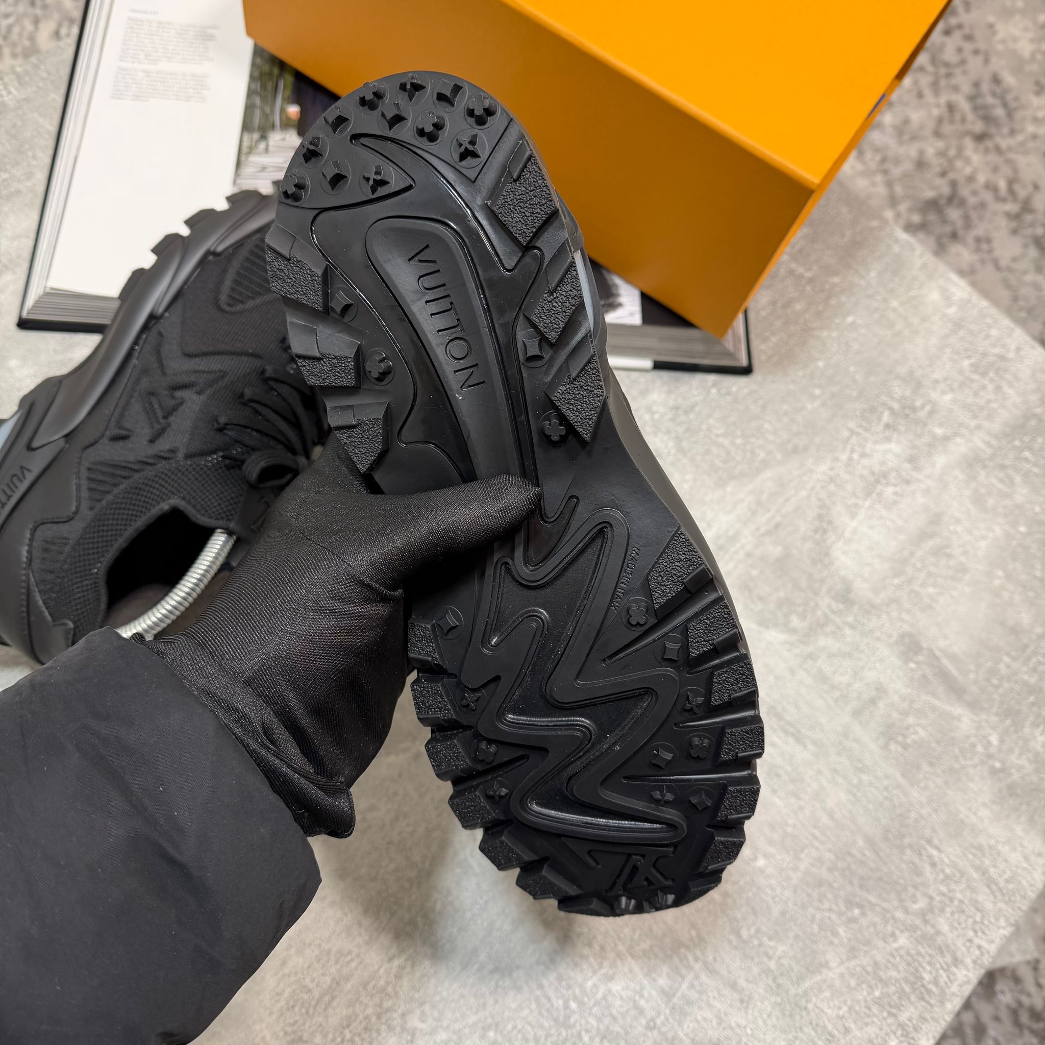 LV Sneaks All Black - Image 4