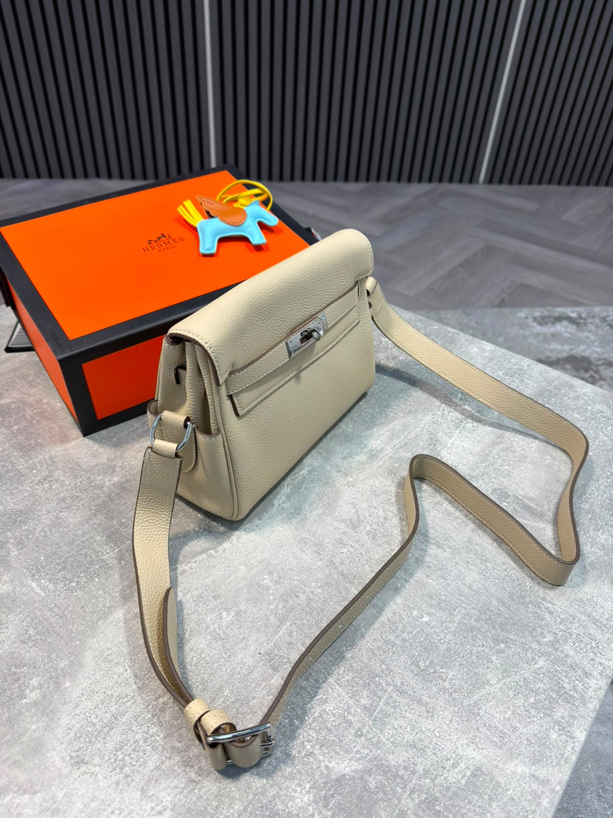 HM Mens Bag Beige - Image 6
